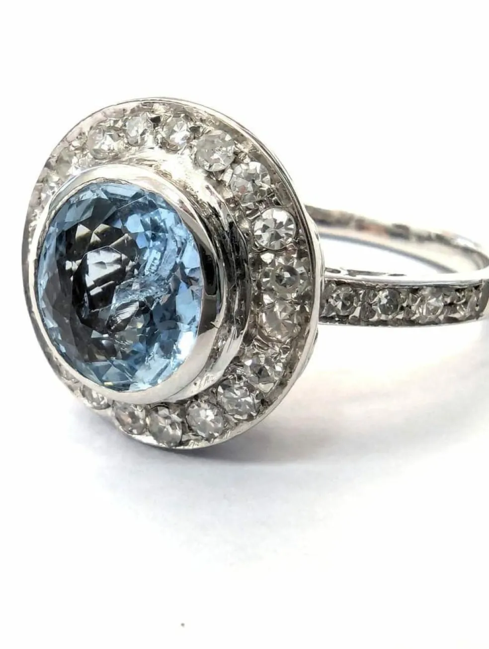 Bague en or blanc avec aigue-marine centrale et diamants