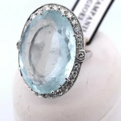 Bague en or blanc avec aigue-marine et diamants