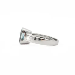 Bague en or blanc avec aigue-marine de 2,9 ct et diamants