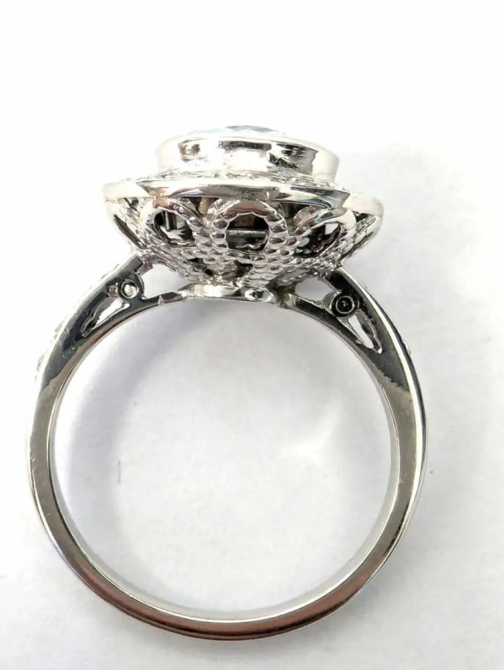 Bague en or blanc avec aigue-marine centrale et diamants