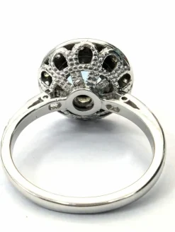 Bague en or blanc avec aigue-marine centrale et diamants