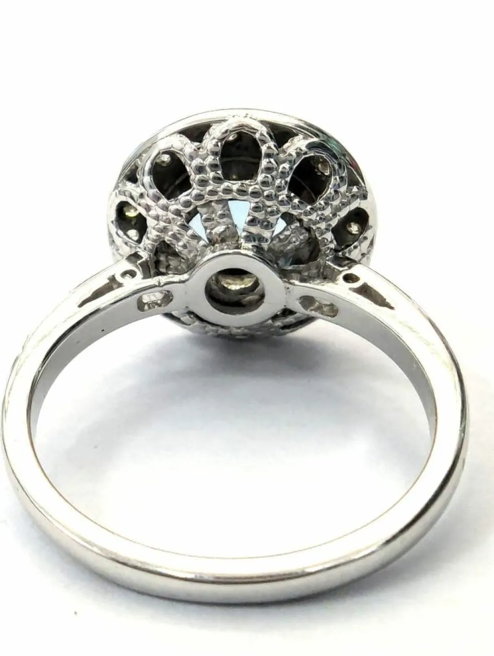 Bague en or blanc avec aigue-marine centrale et diamants