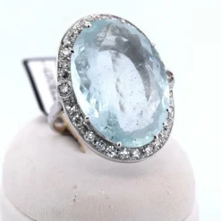 Bague en or blanc avec aigue-marine et diamants
