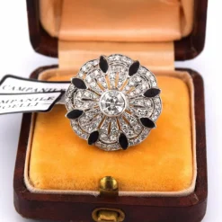 Bague en or blanc avec ajourage spécial
