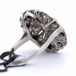 Bague en or blanc avec ajourage spécial
