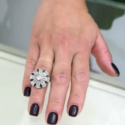 Bague en or blanc avec ajourage spécial