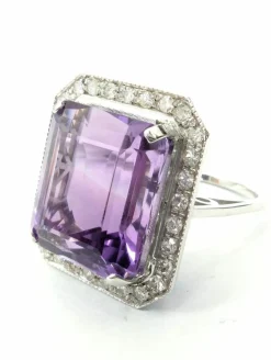 Bague en or blanc avec améthyste naturelle et diamants
