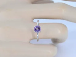 Bague en or blanc avec améthyste