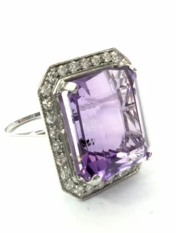 Bague en or blanc avec améthyste naturelle et diamants