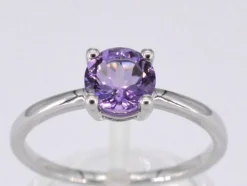 Bague en or blanc avec améthyste
