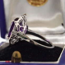 Bague en or blanc avec améthyste et diamants
