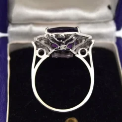 Bague en or blanc avec améthyste et diamants