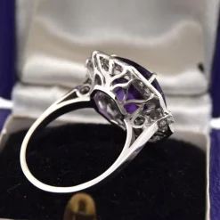 Bague en or blanc avec améthyste et diamants