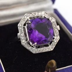 Bague en or blanc avec améthyste et diamants