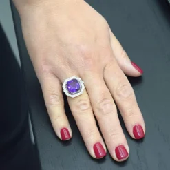 Bague en or blanc avec améthyste et diamants