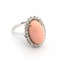 Bague en or blanc avec corail rose et diamants
