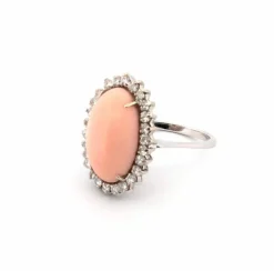 Bague en or blanc avec corail rose et diamants