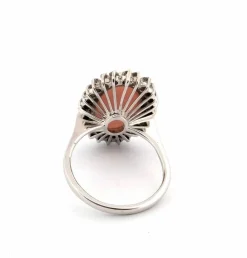 Bague en or blanc avec corail rose et diamants
