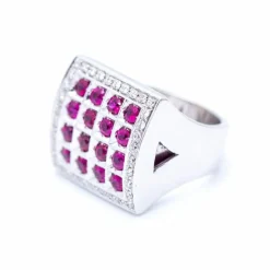 Bague en or blanc avec des diamants et des rubis