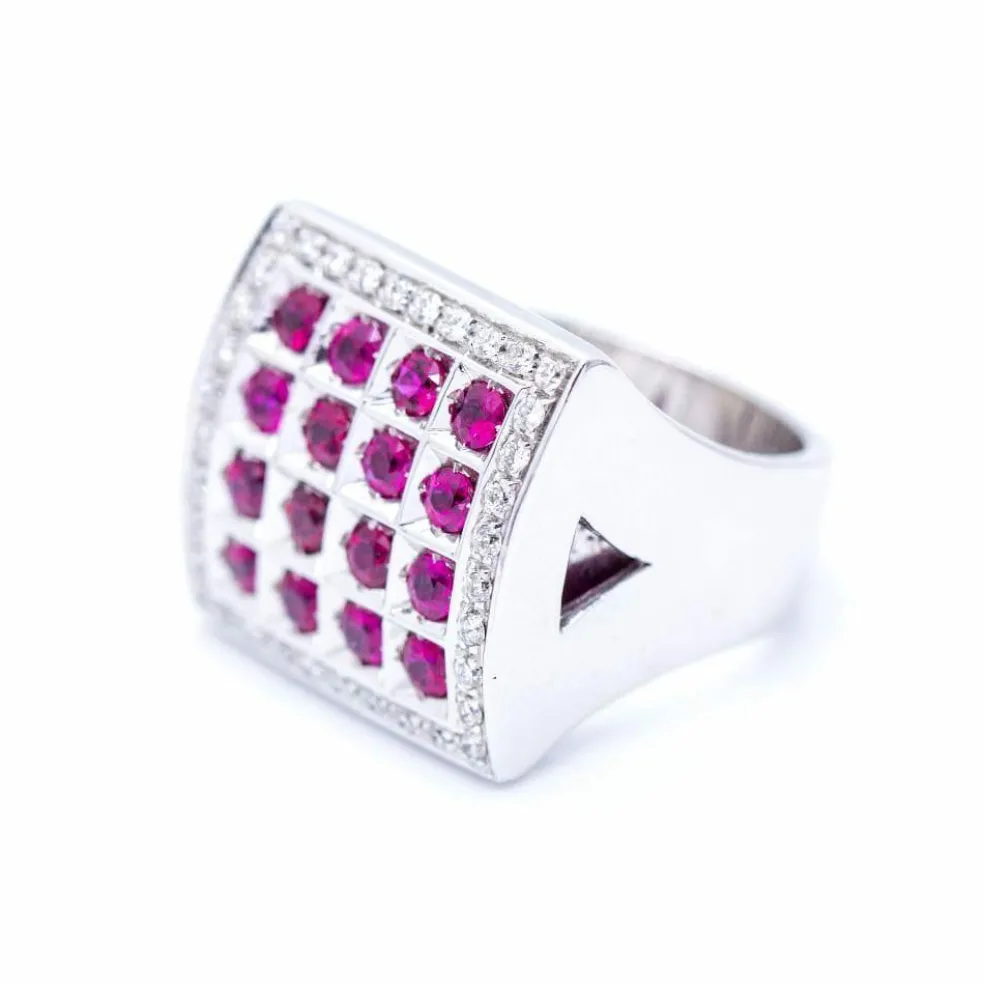 Bague en or blanc avec des diamants et des rubis