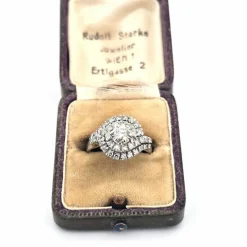 Bague en or blanc avec des diamants