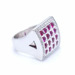 Bague en or blanc avec des diamants et des rubis