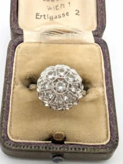 Bague en or blanc avec des diamants