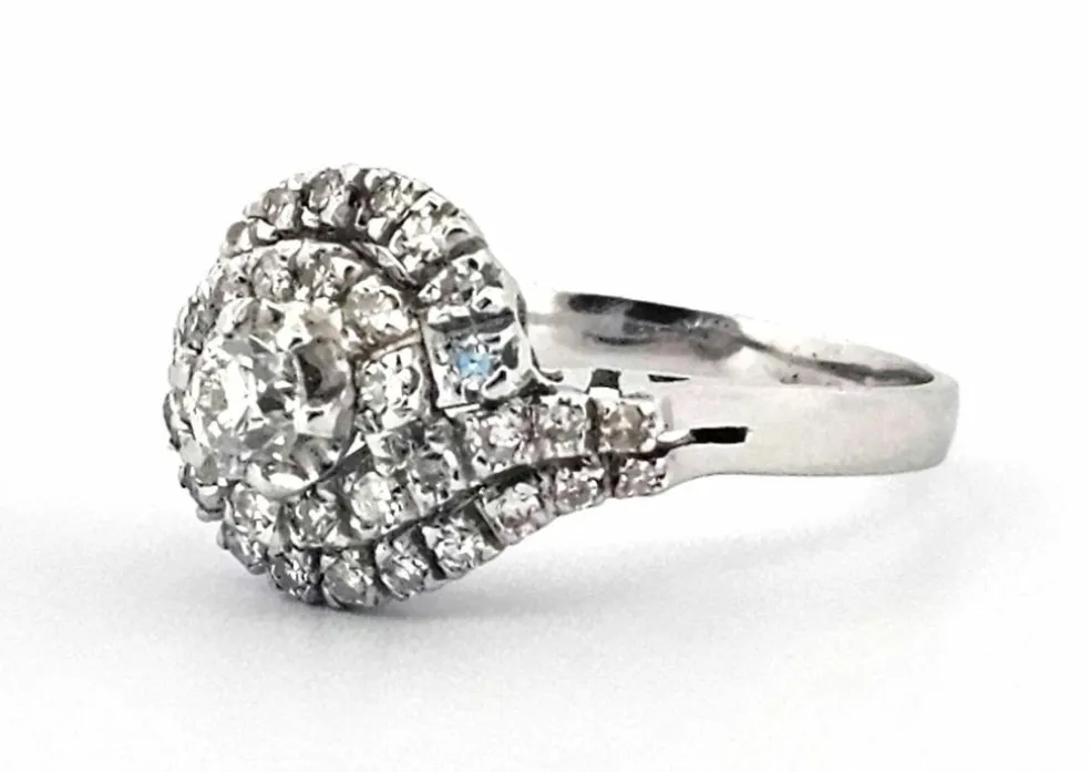 Bague en or blanc avec des diamants