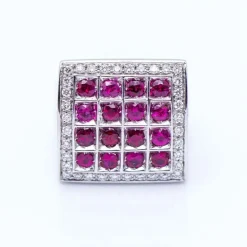 Bague en or blanc avec des diamants et des rubis