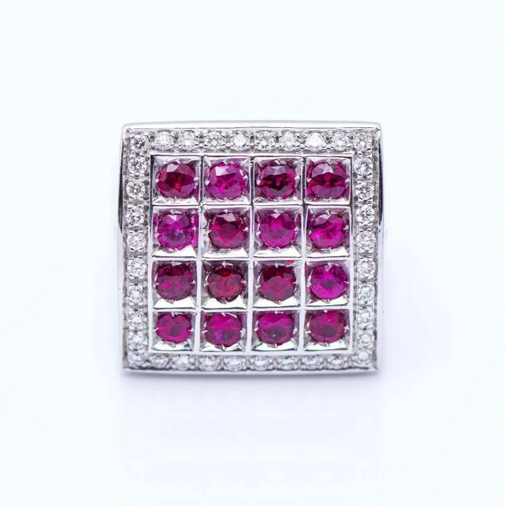 Bague en or blanc avec des diamants et des rubis