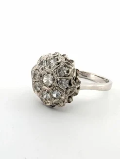 Bague en or blanc avec des diamants