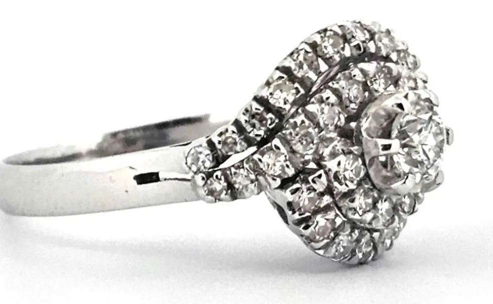 Bague en or blanc avec des diamants