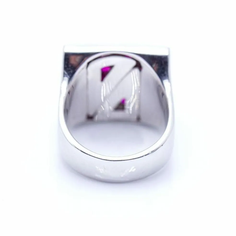 Bague en or blanc avec des diamants et des rubis