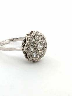 Bague en or blanc avec des diamants