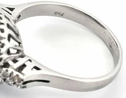 Bague en or blanc avec des diamants