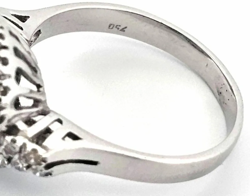 Bague en or blanc avec des diamants