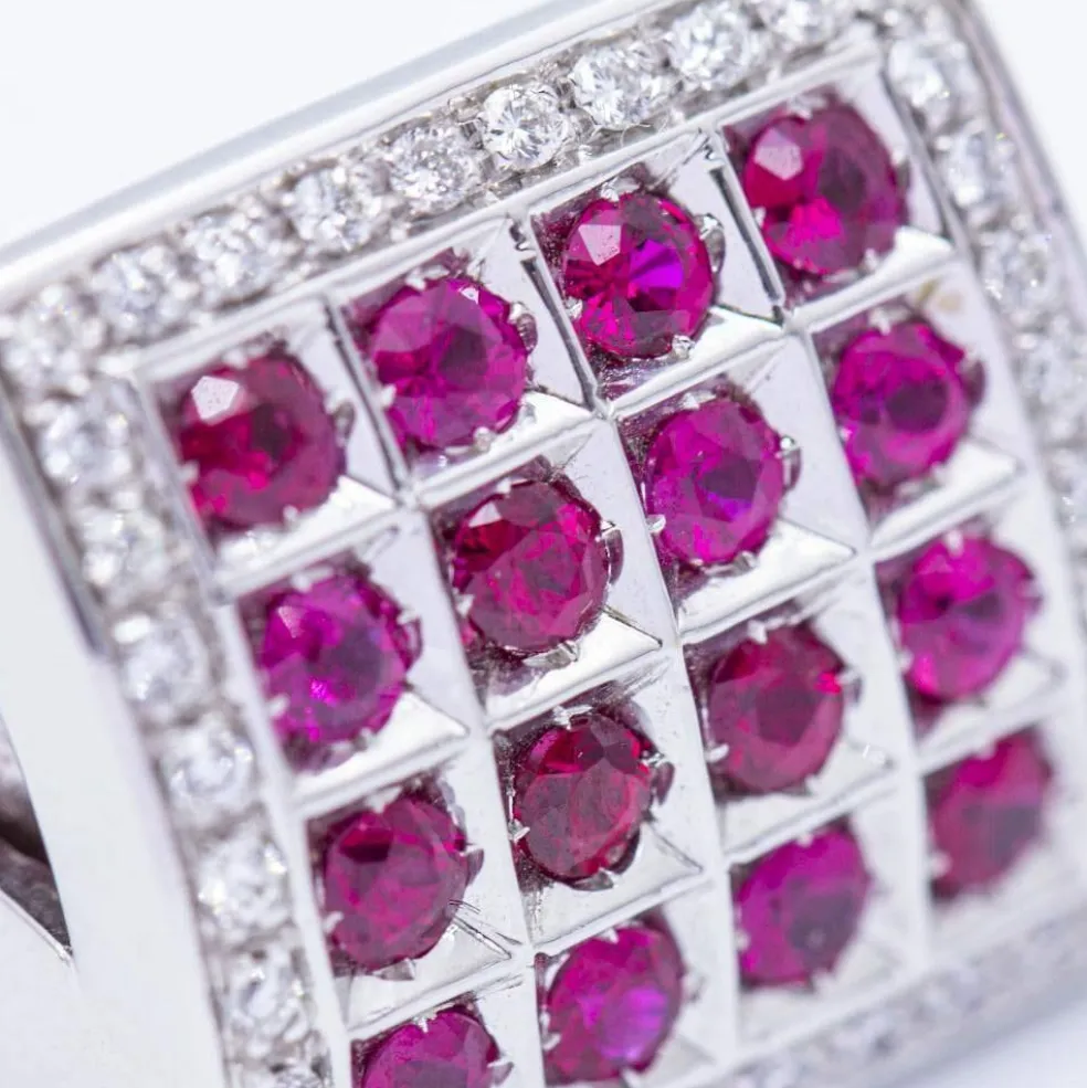 Bague en or blanc avec des diamants et des rubis