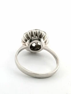 Bague en or blanc avec des diamants