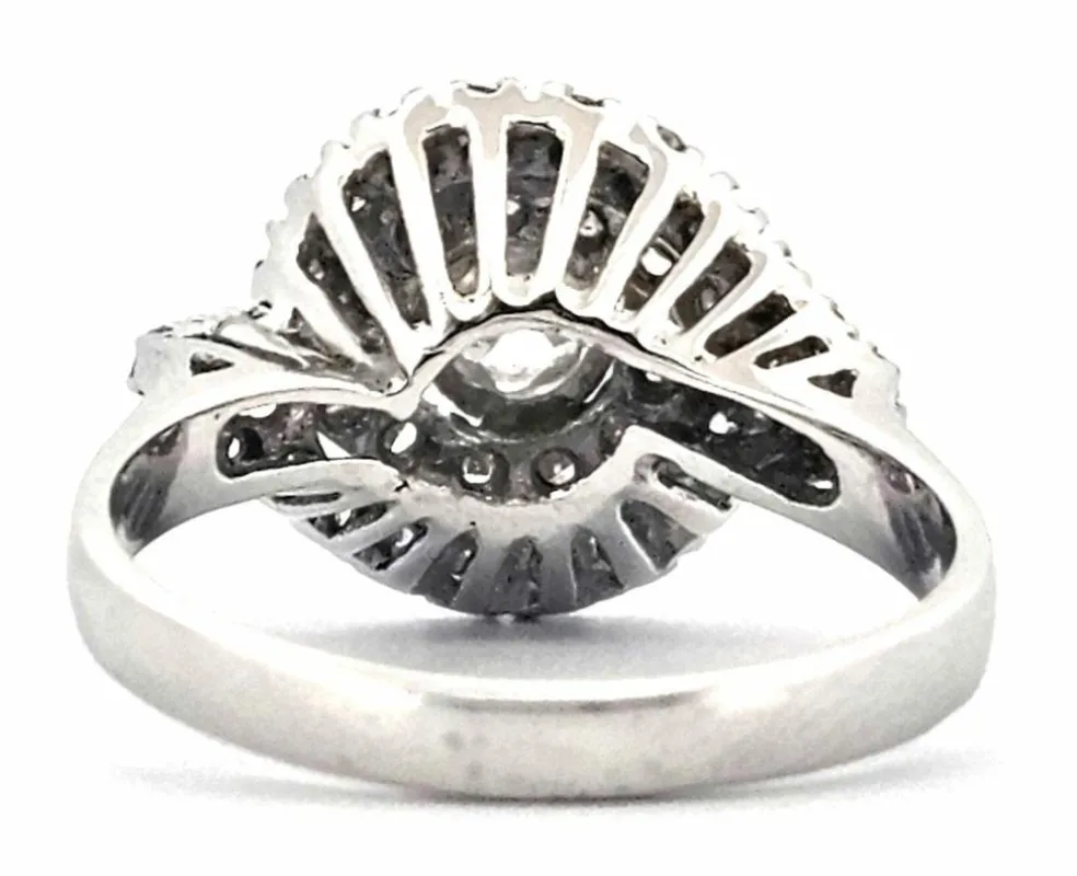 Bague en or blanc avec des diamants