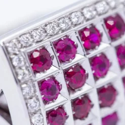 Bague en or blanc avec des diamants et des rubis
