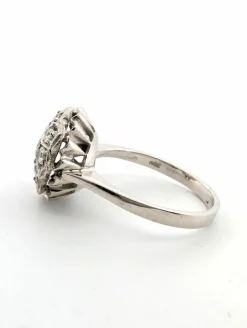 Bague en or blanc avec des diamants