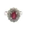 Bague en or blanc avec diamants et rubis central