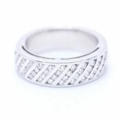 Bague en or blanc avec diamants
