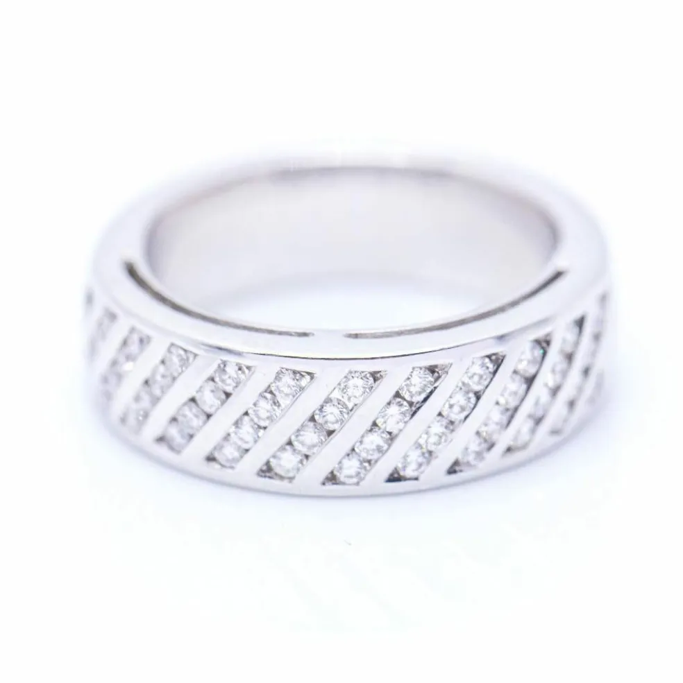 Bague en or blanc avec diamants