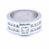 Bague en or blanc avec diamant taille princesse