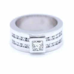 Bague en or blanc avec diamant taille princesse