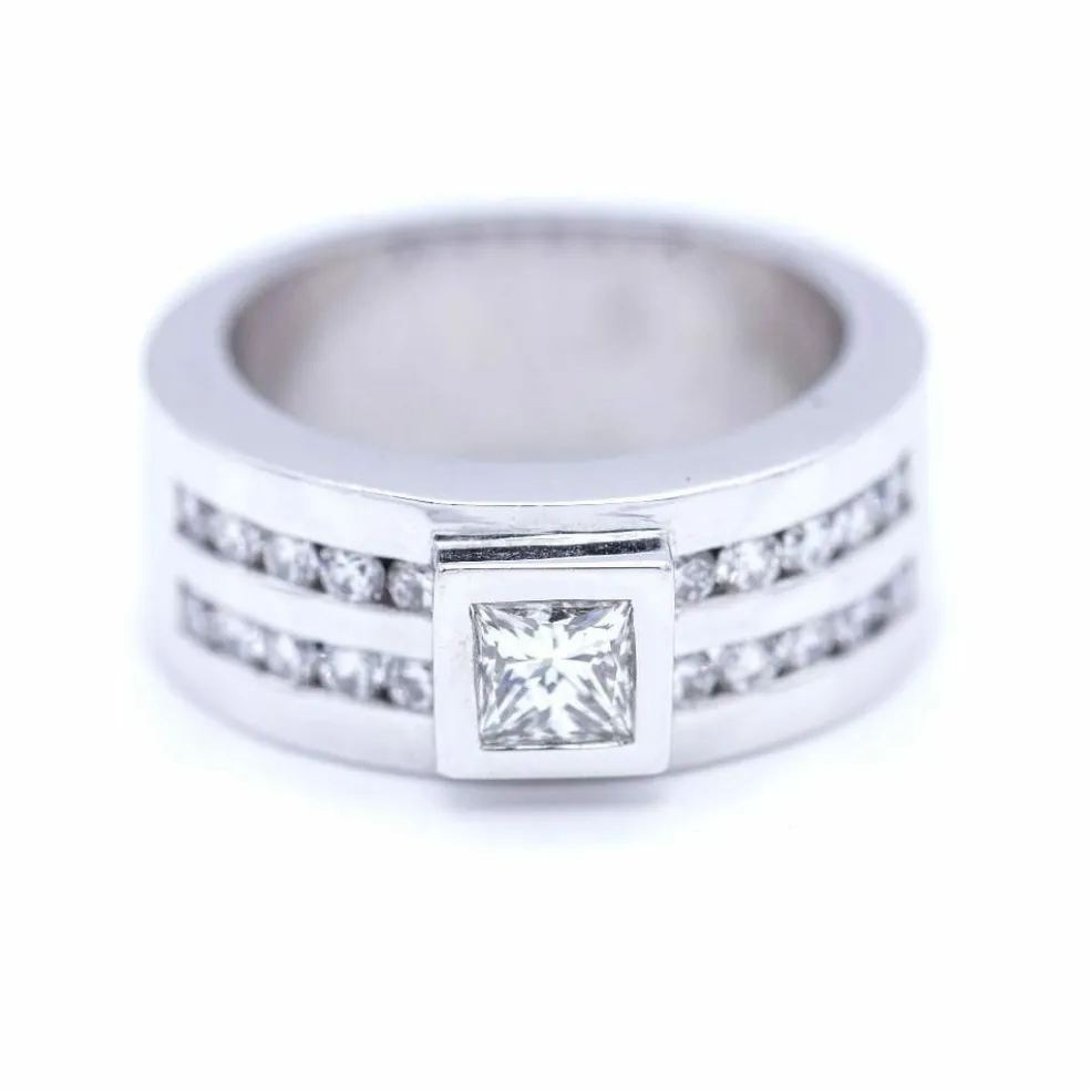 Bague en or blanc avec diamant taille princesse