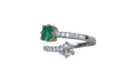 Bague en or blanc avec diamants et émeraude de la vieille mine