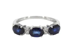 Bague en or blanc avec diamants et saphir