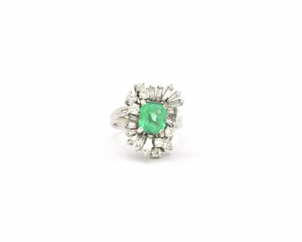 Bague en or blanc avec diamants et émeraude 1,81 ct